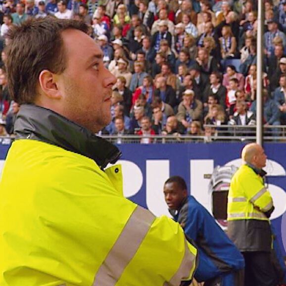 Öffnen Sicher im Einsatz: Sicherheitsdienst in Sportstadien